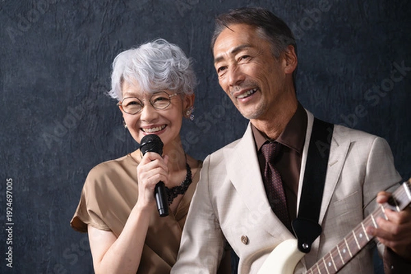 Obraz 歌を歌う女性とギターを弾く男性　ライフスタイルイメージ