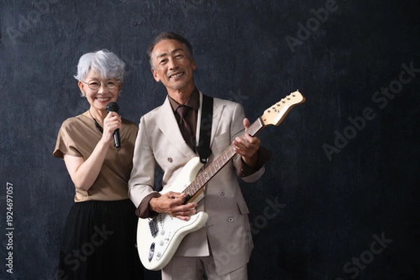 Obraz 歌を歌う女性とギターを弾く男性　ライフスタイルイメージ