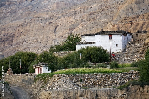 Fototapeta Nepalski dom na górze przy wejściu do wioski Chusang. Górny Mustang. Nepal.