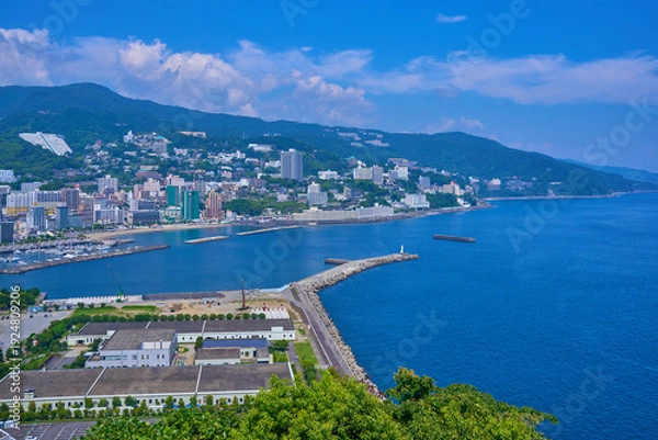 Obraz 静岡県熱海市の熱海展望台から北側の眺望(熱海港防波堤灯台,熱海市街,熱海港,岩戸山など)