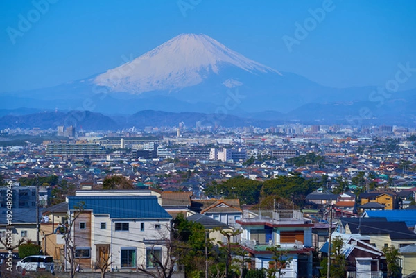 Obraz 神奈川県藤沢市の富士見坂付近から西側の街並み(片瀬山,片瀬,富士山など)を見る