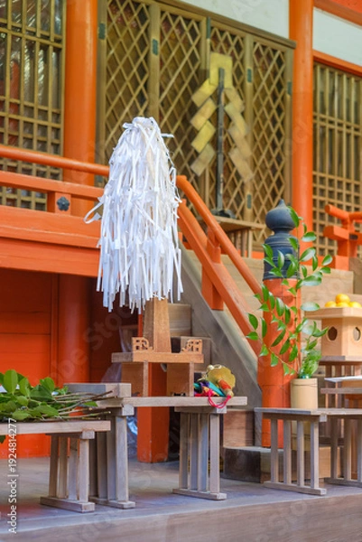 Obraz 神社の境内に用意された神事の祭壇：大麻（おおぬさ）と供え物