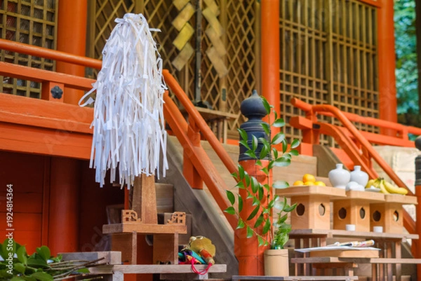 Obraz 神社の境内に用意された神事の祭壇：大麻（おおぬさ）と供え物