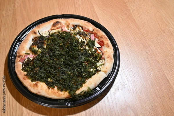 Fototapeta 有明海苔をトッピングした茄子とトマトの創作ピッツァ
