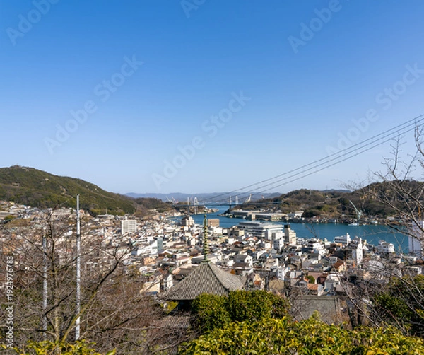 Obraz 瀬戸内しまなみ海道の玄関口：尾道大橋と青い海、活気ある港町、映画のような街並み