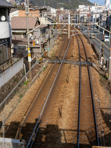 Obraz 坂道と線路が続く街：尾道の山手へと続く住宅街と山陽本線の景観