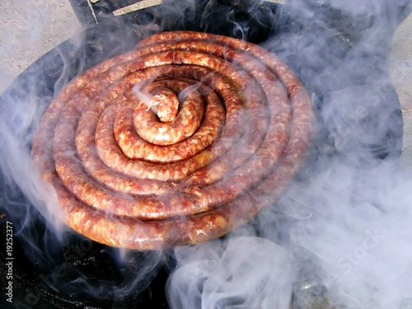 Obraz Kiełbasa na grillu z drewnianymi węglami