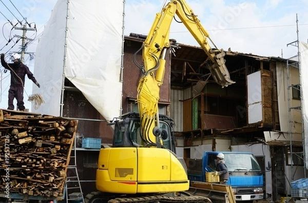Fototapeta 解体費用助成金制度を使っての老朽家屋解体工事の様子