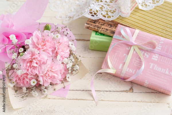 Obraz ピンクのカーネーションとプレゼント