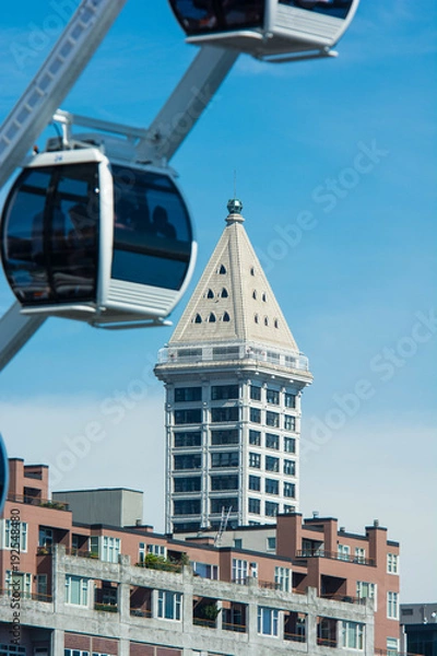 Obraz Ferris Wheel on Seattle Waterfront with Smith Tower in Background