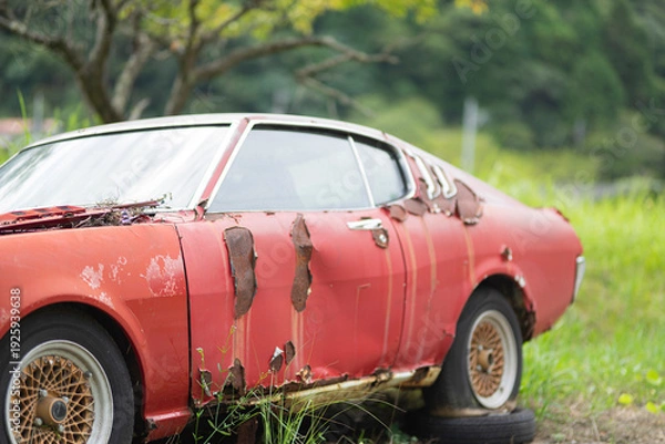 Obraz 放置された赤い車