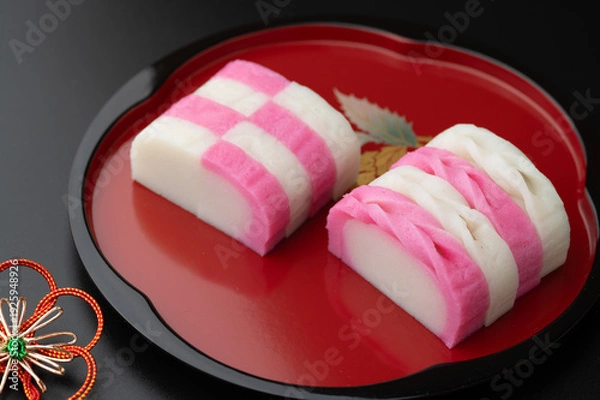 Obraz お皿にのっている紅白の蒲鉾