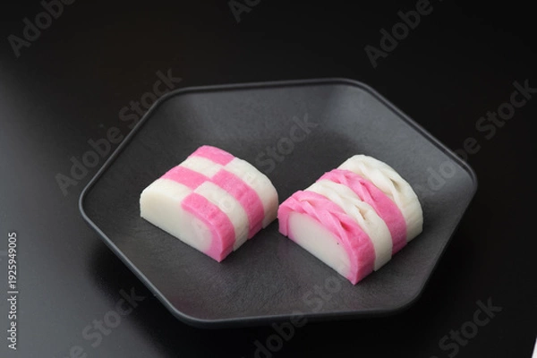 Obraz お皿にのっている紅白の蒲鉾