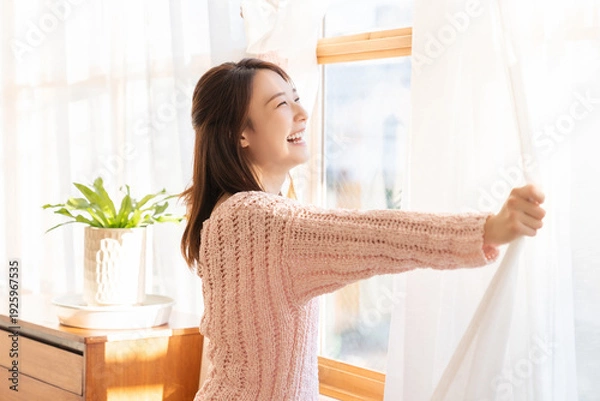 Obraz カーテンを開ける女性