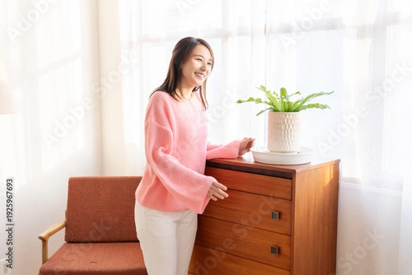 Obraz 部屋でリラックスする若い女性