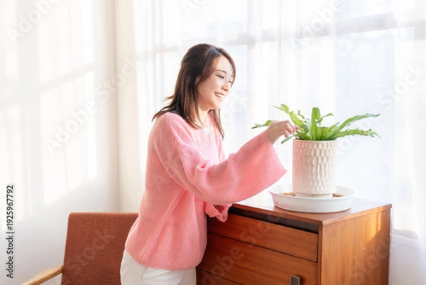 Obraz 部屋でリラックスする若い女性