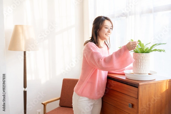 Obraz 部屋でリラックスする若い女性