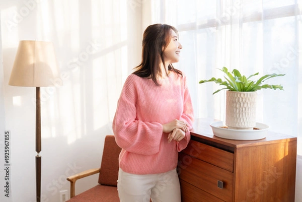 Obraz 部屋でリラックスする若い女性