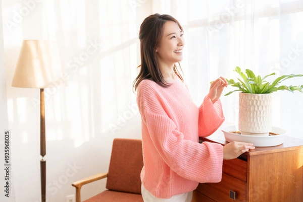 Obraz 部屋でリラックスする若い女性