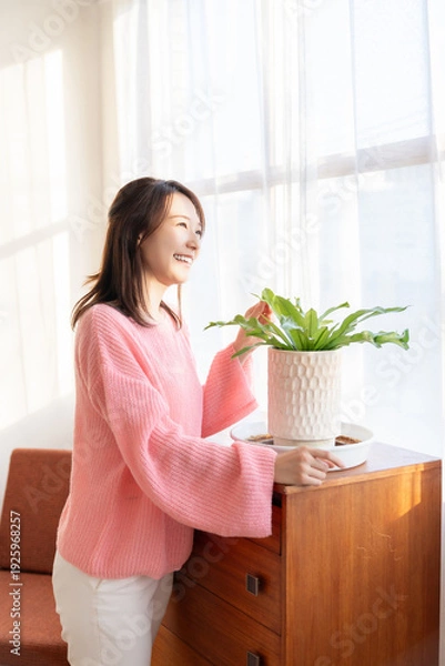 Obraz 部屋でリラックスする若い女性