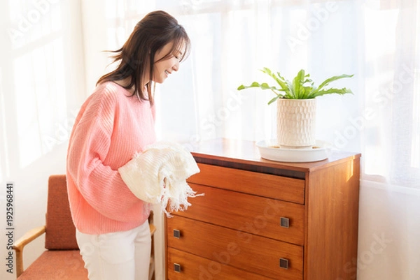 Obraz 洋服と若い女性