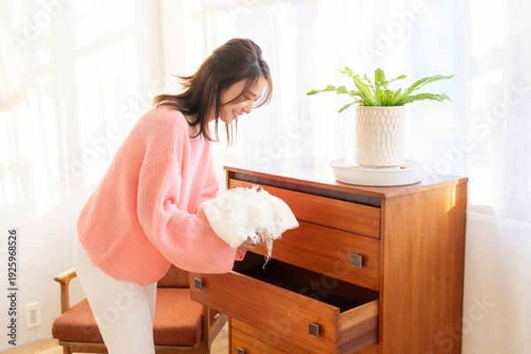 Obraz 洋服と若い女性