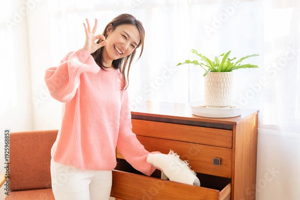 Obraz 洋服と若い女性