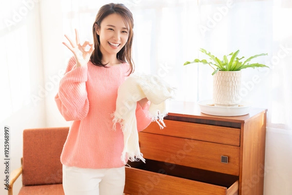 Obraz 洋服と若い女性