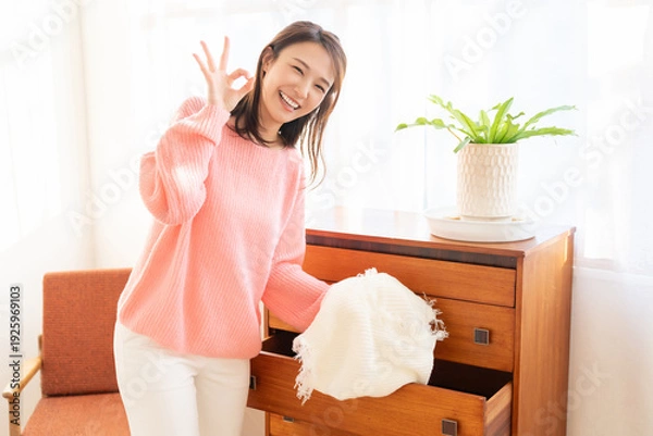 Obraz 洋服と若い女性