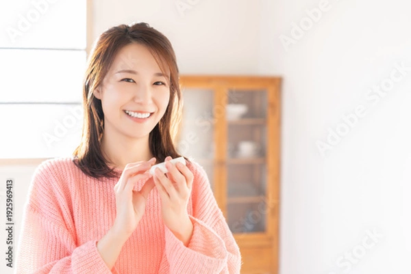 Obraz メイクをする若い女性