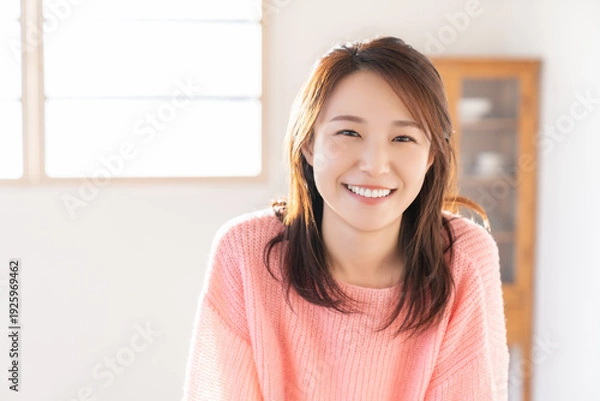 Obraz 部屋でリラックスする若い女性