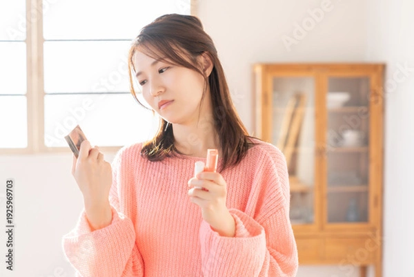 Obraz メイクをする若い女性　考える