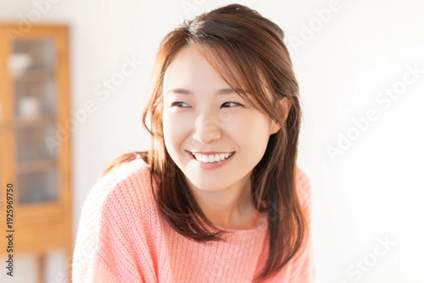 Obraz 部屋でリラックスする若い女性