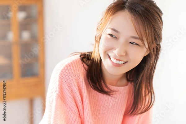 Obraz 部屋でリラックスする若い女性