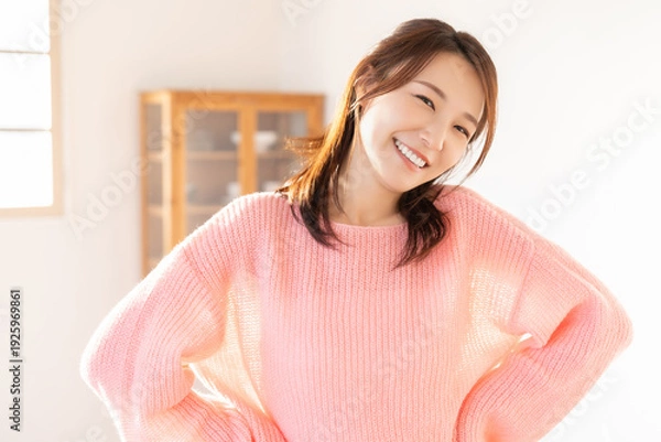 Obraz 部屋でリラックスする若い女性