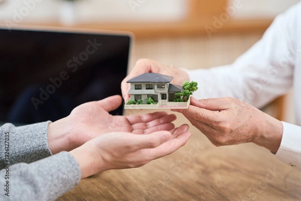 Obraz 親から子へ不動産の相続をするアジア人家族