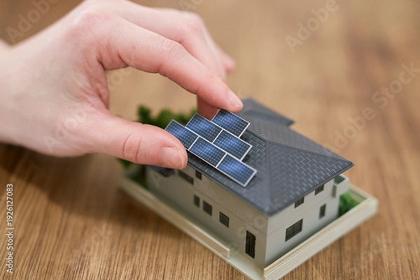 Obraz 家に太陽光発電パネルを取り付けるイメージ