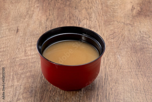 Obraz 伝統的なお椀に入った温かい味噌汁 日本の朝食 発酵食品と和食のイメージ 