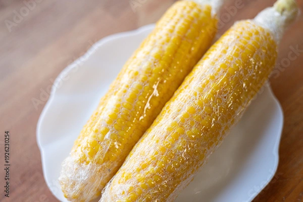 Fototapeta トウモロコシを電子レンジで調理する	