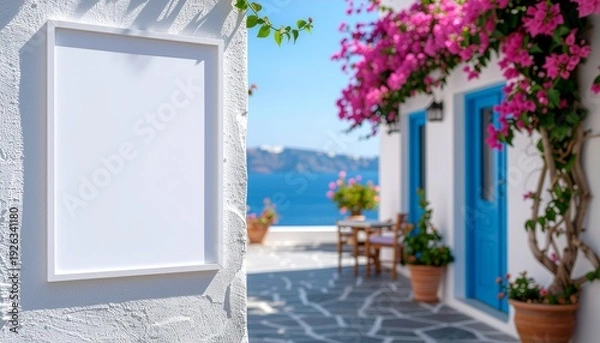 Obraz サントリーニ島の白い漆喰壁に設置されたミニマルな空白ポスターフレームと海景