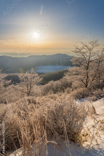 Obraz 樹氷の赤城山地蔵岳登山道から朝日に染まる樹氷と完全氷結の小沼
タイトル変更