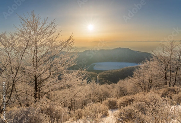 Obraz 樹氷の赤城山地蔵岳登山道から朝日に染まる樹氷と完全氷結の小沼
タイトル変更