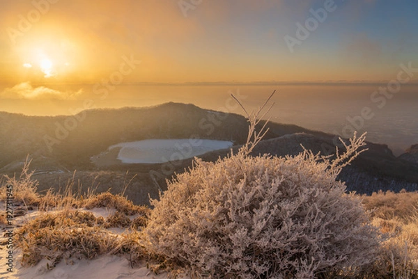 Obraz 樹氷の赤城山地蔵岳登山道から朝日に染まる樹氷と完全氷結の小沼
タイトル変更