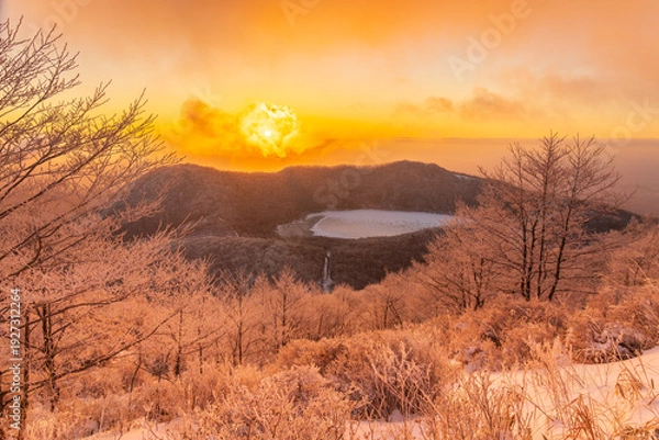 Obraz 樹氷の赤城山地蔵岳登山道から朝日に染まる樹氷と完全氷結の小沼
タイトル変更