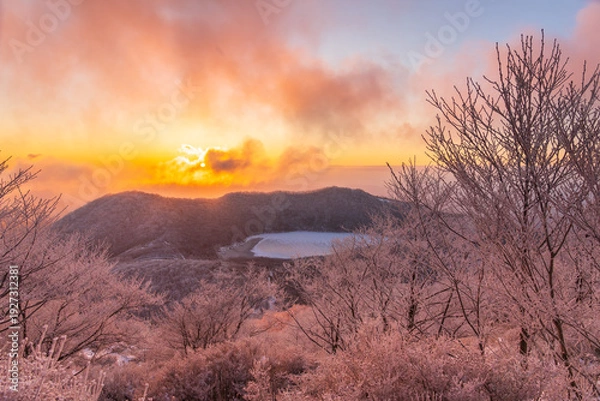 Obraz 樹氷の赤城山地蔵岳登山道から朝日に染まる樹氷と完全氷結の小沼
タイトル変更