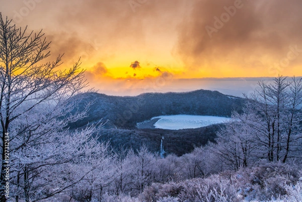 Obraz 樹氷の赤城山地蔵岳登山道から朝日に染まる樹氷と完全氷結の小沼
タイトル変更