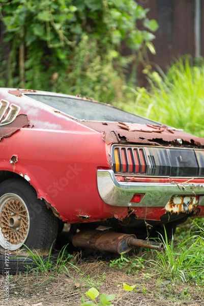 Obraz 放置された赤い車