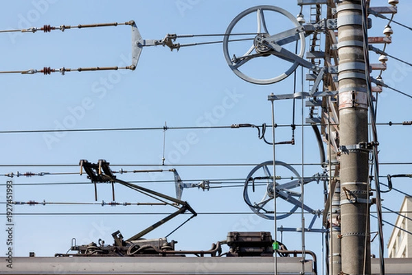 Obraz 電車のパンタグラフと架線の張力調整装置（テンションバランサー）