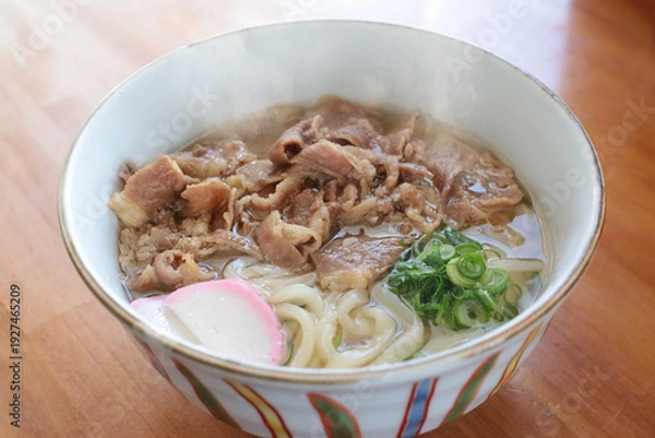 Obraz 湯気の上がる温かい肉うどん