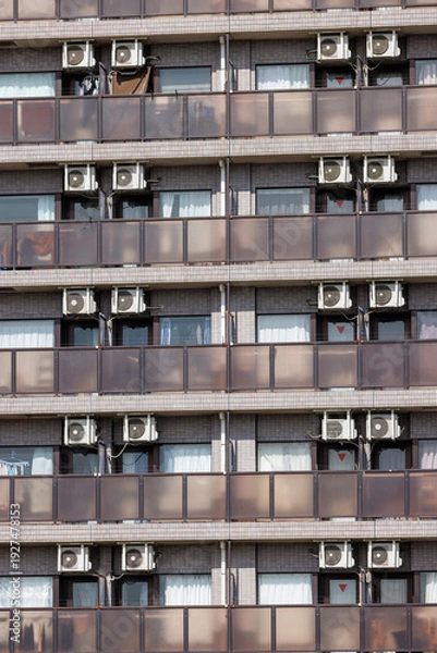 Obraz マンションのベランダに並ぶエアコン室外機と外壁